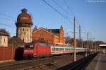 101 117-0 mit dem IC 1193 von Berlin Südkreuz nach Frankfurt(Main)Hbf, bei der Durchfahrt in Rathenow. In dieser IC-Garnitur befanden sich zwei Berlin-Warszawa-Express-Avmz und hinten schob die 120 149-0. 23.12.2013