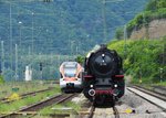 Am 15.5.2016 steht in Wartestellung Schnellzug-Dampflok 01 150 neben einem  E-Triebwagen der VIAS-Rheinschiene im Bahnhof RÜDESHEIM,  fotografiert vom Bahnsteig aus....