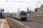 Mit einem Containerzug (Hamburg Waltershof - Regensburg Ost) fuhr am 26.08.2015 die MRCE/boxXpress.de X4 E-870 (193 870-3) durch den Hauptbahnhof von Regensburg in Richtung Zielbahnhof.