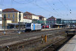 Die 187 303 des Münchner Lokomotiv-Vermieters Railpool erscheint geradezu klein vor dem imposanten Bau des Regensburger Hauptbahnhofs.