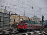 111 073-3 mit einer RB richtung Neumarkt (Oberpf) in Regensburg Hbf, 09.01.2010