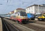 183 001 steht am 14. Oktober 2012 mit einer Alex-Garnitur in Regensburg Hbf.