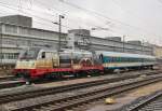 Am 23.November 2013 rangierte 183 001 mit zwei Personenwagen im Regensburger Hbf.