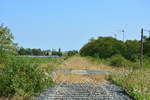 Blick auf die Überreste des Bahnübergangs Schielestraße in Reinstedt.