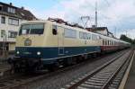 111 001 steht hier am 14.06.2014 mit dem historischen TEE des DB Museums Koblenz-Lützel im Bahnhof Remagen.