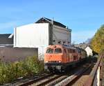 225 099-1 fährt mit 3 Henkelzugwagen und 225 015-4 am Zugschluss in Remscheid ein.