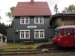 Das Bahnhofsgebäude und die Ferkeltaxe 171 132-3 von Köstner Schienenbusreisen, während dem 110.