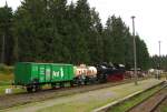 Rennsteigbahn 94 1538 mit den beiden Güterwagen DR Halle 591 382 P und DR 4801 P Gn, während dem 110. Streckengeburtstag am 23.08.2014 im Bahnhof Rennsteig.