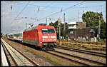 DB 101106-3 passiert hier am 20.08.2021 um 18.24 Uhr mit ihrem kurzen Pbz auf der Fahrt nach Hamm das Stellwerk im Bahnhof Rheda Wiedenbrück.