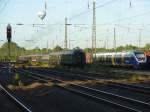 Hier begegnen sich Generationen der Verkehrsgeschichte am 26.06.2010, angestrahlt von der untergehenden Sonne, im Bahnhof Rheda-Wiedenbrck.