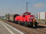 261 032 steht mit zwei Güterwagen im Bahnhof Rheine.