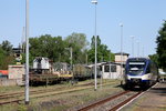 Blick auf den Bahnhof Rheinsberg, ein  TW der NEB ist abfahrbereit Richtung Löwenberg (Mark).13.05.2016 09:29 Uhr.