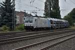 Die Railpoollok 185 673-1 der Rurtalbahn für Altmann fahrend kommt hier in Rheydt Hbf mit einem DACIA-Autozug aus dem Odenkirchener Abzweig eingefahren.