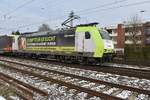 Rollende Stellenanzeige auf der Captrain 185 532-9 mit einem Klv durch Rheydt Hbf gen Köln.