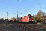 Nach einem kurzen Halt im Rheydter Hbf macht sich die 155 192-8 von Railpool nun auf, weiter in Richtung Köln zu fahren mit ihrem langen Mischer am Haken, 29.3.2018