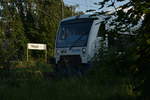 Bahnhofsschild mit Triebwagenfront des VT 745 der VIAS am Abend des 6.6.2019