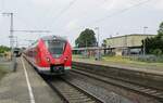 1440 874 am 09.06.2021 im Hauptbahnhof Rheydt mit dem RE 33 nach Aachen Hbf., rechts das unspektakuläre Bahnhofsgebäude