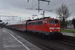 111 124 mit einem RE 4 nach Aachen Hbf am Bahnsteig Gleis 3 bei der Einfahrt am 11.2. 2018. 