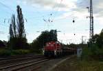 in den Rheydter Hbf kommend ist die 294 801-6 mit einem Altschotterzug aus dem Rheydter Rangierbahnhof von mir am 14.10.2014 auf Gleis 4 zu sehen.