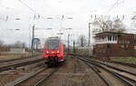 DB 442 813 als RE 16514 von Dresden Hbf nach Leipzig Hbf, am 13.02.2023 bei der Einfahrt in Riesa. Vom Bahnsteigende aus fotografiert.