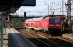 143 814 schiebt am 26.09.09 ihre RB nach Chemnitz aus dem Bahnhof Riesa.