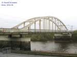 An einem trben Herbstmorgen 2004 war das 3.Gleis fr die neue Elbbrcke in Riesa schon bis zum 1.Sttzpfeiler verlegt. Nun sollte es aber ersteinmal an den Ersatz der Behelfsvorflutbrcken, die nach dem Hochwasser 2002 entstanden, gehen! 