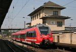 442 314 als RE 17063 (Leipzig Hbf–Dresden Hbf) am 11.08.2015 vor dem Stellwerk  B2  in Riesa