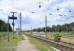 Blick über den Bahnsteig in Meinsdorf sowie auf das rege Baugeschehen im Roßlauer Güterbahnhof.