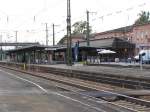 Blick vom Bahnsteig 3 Ostseite auf den Rosenheimer Bahnhof Gleisseite.