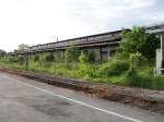 Vom Bahnsteig 1 aus Westseite sieht man die ehemalige Gterhalle.