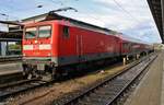 112 103 steht am 31.10.2017 mit dem RE5 (RE92589) nach Oranienburg im Rostocker Hauptbahnhof.