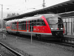 Bei dem ollen Wetter benötigt man ohnehin nicht mehr als eine Farbe: 642 552 mit RB11 nach Wismar  in Rostock Hbf, 17.01.2018.