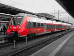 Bei dem ollen Wetter benötigt man ohnehin nicht mehr als eine Farbe: 442 358 mit RE1 nach Bad Kleinen in Rostock Hbf, 17.01.2018.