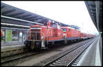 DB 363218-9 hat am 18.10.2004 die 114016-9 mit ihrer Dosto Garnitur im HBF Rostock an den Haken genommen.