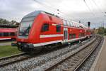 Geführt von 112 112 verlässt der RE5 (RE18490)  Warnemünde-Express  von Berlin Hauptbahnhof (tief) nach Warnemünde am 20.10.2018 den Rostocker Hauptbahnhof.