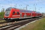 RE5 (RE18490)  Warnemünde-Express  von Berlin Hauptbahnhof (tief) nach Warnemünde fährt am 11.05.2019 in den Rostocker Hauptbahnhof ein.