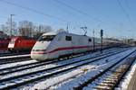 Während 401 054-2 am 31.01.2021 als ICE737 von Stralsund Hauptbahnhof nach Köln Hauptbahnhof den Rostocker Hauptbahnhof erreicht, fährt 101 060-2 mit dem IC2239  Warnow  von