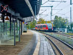 Ein DB Desiro (BR 642) steht im Rostocker Hbf am neuen Interimsbahnsteig Gleis 6 mit der RB 11 nach Wismar, 21.10.2023.