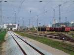 Blick auf das Kombiwerk Rostock-Seehafen(links)und Stellwerk R30(rechts)mit Zugbildungsgruppe(15.07.04)