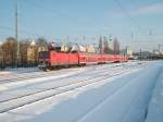 Ausfahrende Rostocker S-Bahn nach Warnemnde aus den Rostocker Hbf mit 143 303 am 04.Dezember 2010.