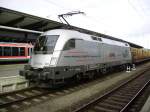 Am 30.08.2011 kommt der Hupac-Taurus mit seinem Holzgterzug in den Rostocker Hbf eingefahren.