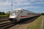 Geschoben von 101 060-2 verlässt der IC2212 von Koblenz Hauptbahnhof nach Ostseebad Binz am Mittag des 20.8.2016 den Rostocker Hauptbahnhof.