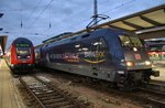 101 004-0 trifft am Abend des 17.9.2016 mit dem IC2372 von Karlsruhe Hauptbahnhof nach Stralsund Hauptbahnhof im Rostocker Hauptbahnhof auf den RE5 (RE4369) mit 112 101 nach Berlin Hauptbahnhof