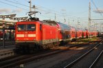 112 186 drückt am Abend des 18.9.2016 den RE18491  Warnemünde-Express  von Warnemünde nach Berlin Hauptbahnhof (tief) aus dem Rostocker Hauptbahnhof.