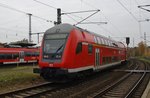 Von 143 306-9 geführt verlässt der RE18490  Warnemünde-Express  von Berlin Hauptbahnhof (tief) nach Warnemünde am 23.10.2016 den Rostocker Hauptbahnhof.