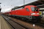 182 009 steht am 11.12.2016 mit dem RE1 (RE4310)  Hanse-Express  nach Hamburg Hauptbahnhof im Rostocker Hauptbahnhof.