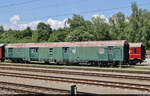 Ehemaliger Postwagen mit der Aufschrift  7 PzS 385 Lnz , abgestellt bei den Eisenbahnfreunden Zollernbahn e.V.