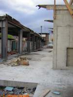 Bahnhofsneubau Rsselsheim, Bauzustand am 08.05.2005: Die Abbruchkante des alten Bahnhofsgebudes an der Bahnsteigberdachung ist gut zu erkennen, diese mu aus Grnden des Denkmalschutzes ebenso