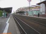 Bahnhofsneubau Rsselsheim am 08.05.2005 vom Mittelbahnsteig aus aufgenommen, hinter der Dachkonstruktion und dem Stellwerk ist bereits das Opelwerk, der bekannte Opelturm ist im Bildhintergrund zu