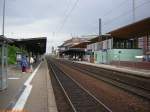 Bahnhof Rsselsheim am 02.07.2005, das neue Bahnhofsgebude  begann langsam Formen anzunehmen, der Ostflgel (hinter den  grnen Containern) war bereits auen verglast.